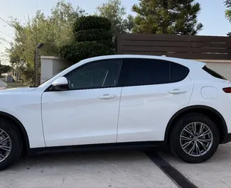 Alfa Romeo Stelvio Quadrifoglio 2020 beschikbaar voor verhuur in Alicante, met een kilometerlimiet van 250 km/dag.