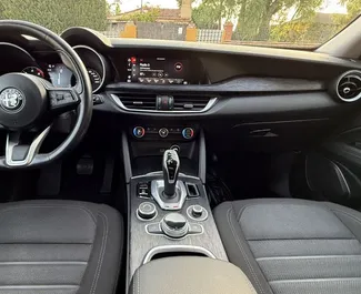 Interieur van Alfa Romeo Stelvio Quadrifoglio te huur in Spanje. Een geweldige auto met 5 zitplaatsen en een Automatisch transmissie.