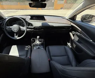 Benzine motor van 2,0L van Mazda CX-30 2022 te huur in Alicante.