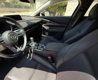 Interieur van Mazda CX-30 te huur in Spanje. Een geweldige auto met 5 zitplaatsen en een Automatisch transmissie.