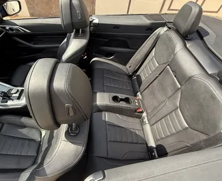 Interieur van BMW 420d Cabrio te huur in Spanje. Een geweldige auto met 4 zitplaatsen en een Automatisch transmissie.