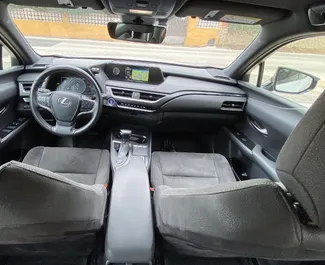 Lexus UX 2020 beschikbaar voor verhuur in Alicante, met een kilometerlimiet van 250 km/dag.