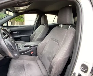 Interieur van Lexus UX te huur in Spanje. Een geweldige auto met 5 zitplaatsen en een Automatisch transmissie.