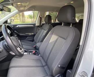 Interieur van Volkswagen T-Roc te huur in Spanje. Een geweldige auto met 5 zitplaatsen en een Automatisch transmissie.