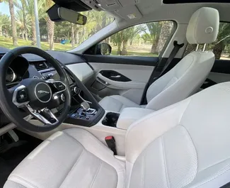 Jaguar F-PACE 2022 met Vooraandrijving systeem, beschikbaar in Alicante.