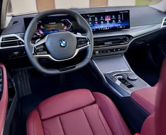 Autohuur BMW 320i 2025 in in de VAE, met Benzine brandstof en 180 pk ➤ Vanaf 480 AED per dag.