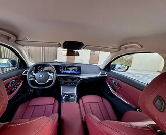 BMW 320i 2025 beschikbaar voor verhuur in Dubai, met een kilometerlimiet van 250 km/dag.