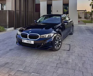Vooraanzicht van een huurauto BMW 320i in Dubai, Verenigde Arabische Emiraten ✓ Auto #14818. ✓ Transmissie Automatisch TM ✓ 0 beoordelingen.