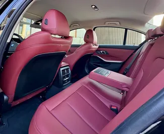 Benzine motor van 1,8L van BMW 320i 2025 te huur in Dubai.