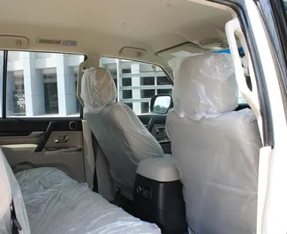 Verhuur Mitsubishi Pajero. Comfort, SUV Auto te huur in de VAE ✓ Borg van Borg van 2000 AED ✓ Verzekeringsmogelijkheden TPL, CDW, SCDW, Passagiers, Diefstal.