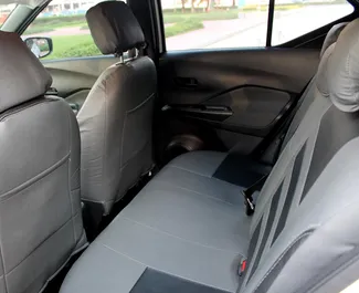 Benzine motor van L van Nissan Kicks 2024 te huur in Dubai.