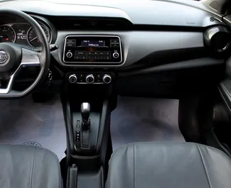 Nissan Kicks 2024 beschikbaar voor verhuur in Dubai, met een kilometerlimiet van 250 km/dag.