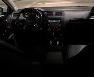Volkswagen Jetta 2015 beschikbaar voor verhuur in Tirana, met een kilometerlimiet van onbeperkt.