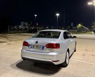 Autohuur Volkswagen Jetta 2015 in in Albanië, met Diesel brandstof en  pk ➤ Vanaf 30 EUR per dag.