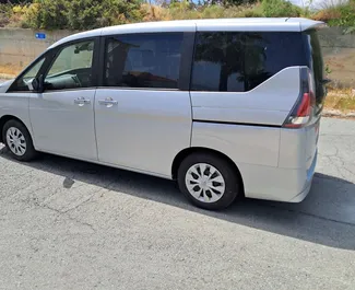 Benzine motor van 2,0L van Nissan Serena 2022 te huur in Limassol.