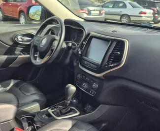 Jeep Cherokee 2018 beschikbaar voor verhuur in Koetaisi, met een kilometerlimiet van onbeperkt.