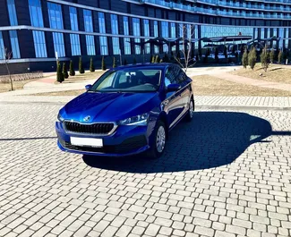 Vooraanzicht van een huurauto Skoda Rapid in Minsk, Wit-Rusland ✓ Auto #15017. ✓ Transmissie Automatisch TM ✓ 0 beoordelingen.