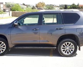 Benzine motor van 2,7L van Toyota Land Cruiser Prado 2018 te huur in Bakoe.