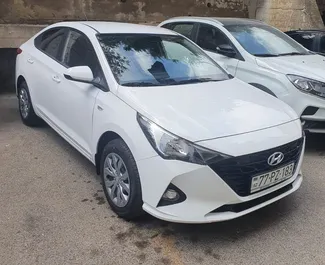 Vooraanzicht van een huurauto Hyundai Accent in Bakoe, Azerbeidzjan ✓ Auto #13504. ✓ Transmissie Automatisch TM ✓ 1 beoordelingen.