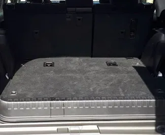 Toyota Land Cruiser Prado 2018 beschikbaar voor verhuur in Bakoe, met een kilometerlimiet van onbeperkt.