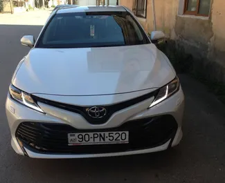 Vooraanzicht van een huurauto Toyota Camry in Bakoe, Azerbeidzjan ✓ Auto #15075. ✓ Transmissie Automatisch TM ✓ 0 beoordelingen.