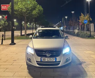 Vooraanzicht van een huurauto Volkswagen Tiguan in Tirana, Albanië ✓ Auto #15103. ✓ Transmissie Automatisch TM ✓ 0 beoordelingen.