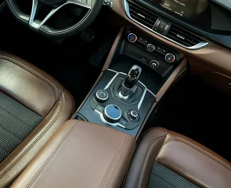 Diesel motor van 2,1L van Alfa Romeo Stelvio Quadrifoglio 2018 te huur in Minsk.