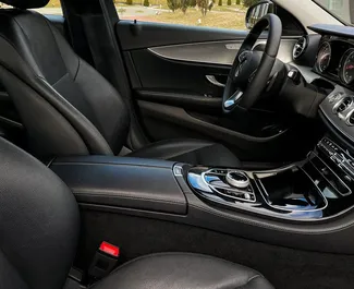 Verhuur Mercedes-Benz E-Class. Premium Auto te huur in Wit-Rusland ✓ Borg van Borg van 200 USD ✓ Verzekeringsmogelijkheden TPL, CDW.