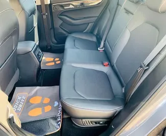 Interieur van Mitsubishi Xpander te huur in de VAE. Een geweldige auto met 7 zitplaatsen en een Automatisch transmissie.