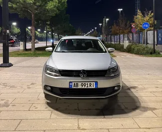 Vooraanzicht van een huurauto Volkswagen Jetta in Tirana, Albanië ✓ Auto #15102. ✓ Transmissie Automatisch TM ✓ 0 beoordelingen.