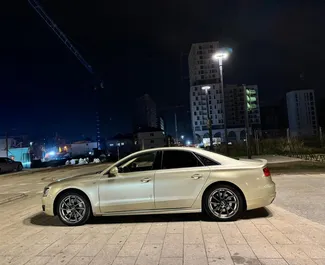 Vooraanzicht van een huurauto Audi A8 L in Tirana, Albanië ✓ Auto #15104. ✓ Transmissie Automatisch TM ✓ 0 beoordelingen.
