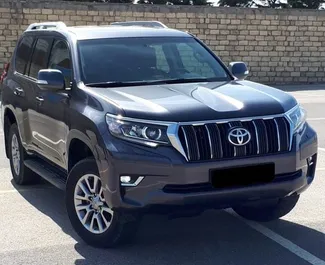 Vooraanzicht van een huurauto Toyota Land Cruiser Prado in Bakoe, Azerbeidzjan ✓ Auto #15076. ✓ Transmissie Automatisch TM ✓ 0 beoordelingen.