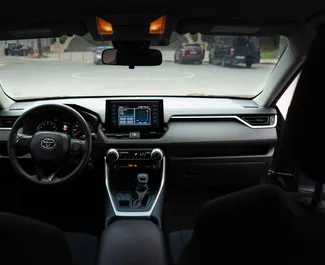 Toyota Rav4 2020 beschikbaar voor verhuur in Koetaisi, met een kilometerlimiet van onbeperkt.
