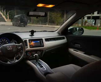 Interieur van Honda HR-V te huur in Georgië. Een geweldige auto met 5 zitplaatsen en een Automatisch transmissie.