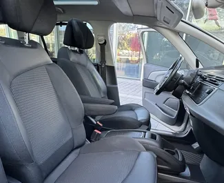 Diesel motor van 1,6L van Citroen C4 Grand Picasso 2021 te huur in Barcelona.