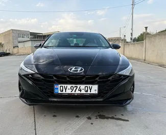 Vooraanzicht van een huurauto Hyundai Elantra op de luchthaven van Tbilisi, Georgië ✓ Auto #15114. ✓ Transmissie Automatisch TM ✓ 0 beoordelingen.