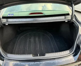 Interieur van Hyundai Elantra te huur in Georgië. Een geweldige auto met 4 zitplaatsen en een Automatisch transmissie.