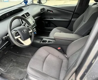 Interieur van Toyota Prius te huur in Georgië. Een geweldige auto met 4 zitplaatsen en een Automatisch transmissie.