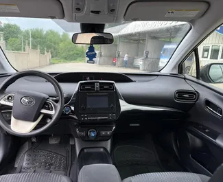 Toyota Prius 2017 met Vooraandrijving systeem, beschikbaar op de luchthaven van Tbilisi.
