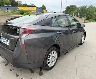 Toyota Prius 2017 beschikbaar voor verhuur op de luchthaven van Tbilisi, met een kilometerlimiet van onbeperkt.