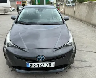 Vooraanzicht van een huurauto Toyota Prius op de luchthaven van Tbilisi, Georgië ✓ Auto #15111. ✓ Transmissie Automatisch TM ✓ 0 beoordelingen.
