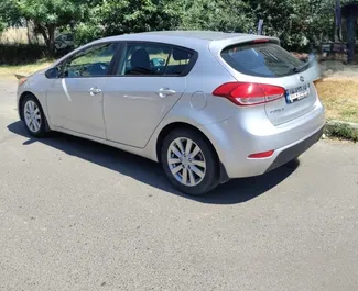 Vooraanzicht van een huurauto Kia Forte in Tbilisi, Georgië ✓ Auto #15109. ✓ Transmissie Automatisch TM ✓ 0 beoordelingen.