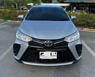 Vooraanzicht van een huurauto Toyota Yaris op de luchthaven van Samui, Thailand ✓ Auto #15131. ✓ Transmissie Automatisch TM ✓ 0 beoordelingen.