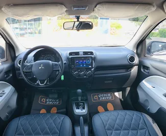 Mitsubishi Attrage 2025 beschikbaar voor verhuur in Dubai, met een kilometerlimiet van 250 km/dag.