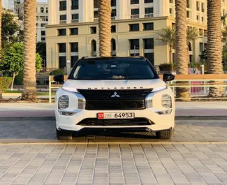 Mitsubishi Outlander 2026 beschikbaar voor verhuur in Dubai, met een kilometerlimiet van 250 km/dag.