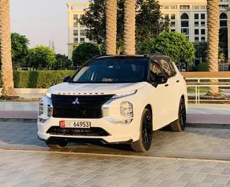 Vooraanzicht van een huurauto Mitsubishi Outlander in Dubai, Verenigde Arabische Emiraten ✓ Auto #11418. ✓ Transmissie Automatisch TM ✓ 0 beoordelingen.