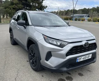 Vooraanzicht van een huurauto Toyota Rav4 op de luchthaven van Tbilisi, Georgië ✓ Auto #15117. ✓ Transmissie Automatisch TM ✓ 0 beoordelingen.