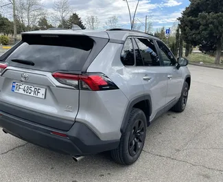 Benzine motor van 2,5L van Toyota Rav4 2021 te huur op de luchthaven van Tbilisi.
