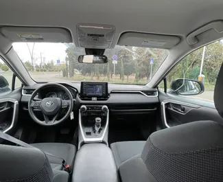 Toyota Rav4 2021 beschikbaar voor verhuur op de luchthaven van Tbilisi, met een kilometerlimiet van onbeperkt.