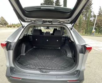 Interieur van Toyota Rav4 te huur in Georgië. Een geweldige auto met 5 zitplaatsen en een Automatisch transmissie.
